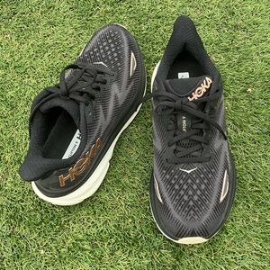 Hoka Clifton 9 Women’s lightweight running/athletic shoes, size 8D (wide)